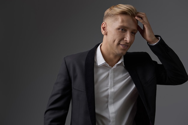 Kostenloses Foto hübsche blonde aufstellung des jungen mannes