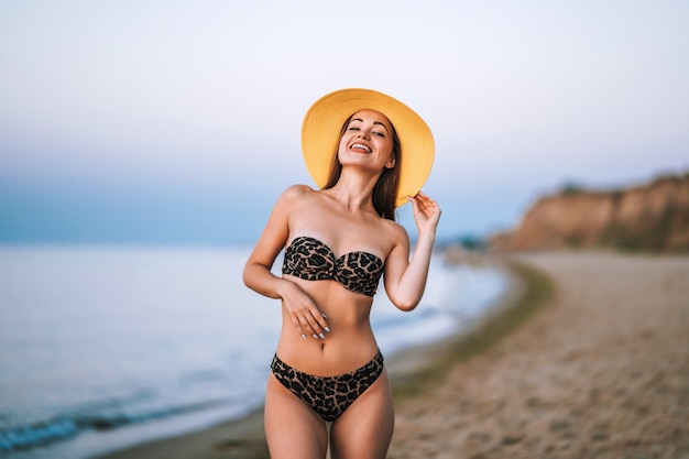 Hübsche Brünette Frau Die Am Strand Am Meer Entspannt Premium Foto