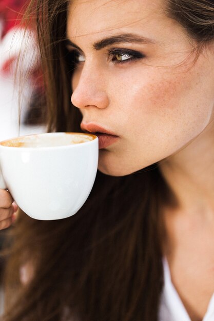 Hübsche Dame trinkt Kaffee