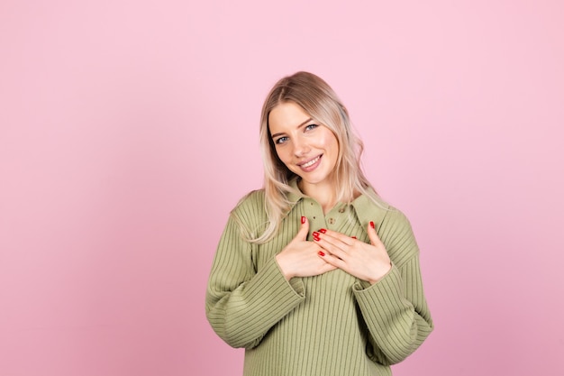 Hübsche europäische frau im lässigen pullover auf rosa wand