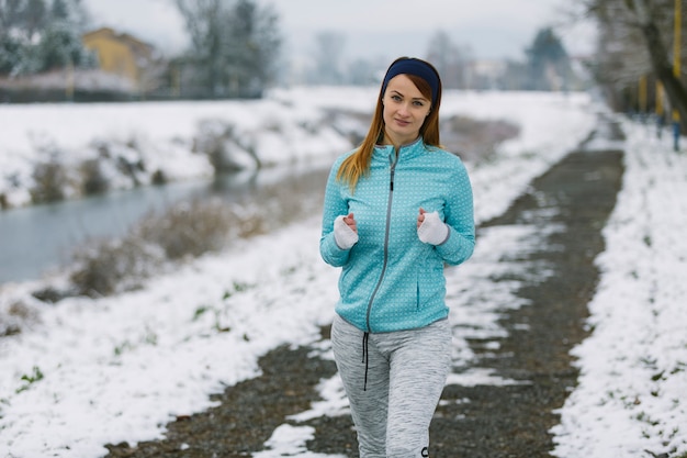 Kostenloses Foto hübsche frau auf dem training nahe fluss