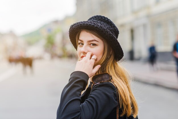 Hübsche Frau Blick auf Kamera über die Schulter