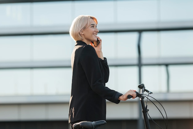 Hübsche Frau, die am Telefon spricht