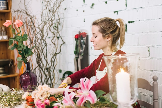 Hübsche Frau, die Blumensträuße macht