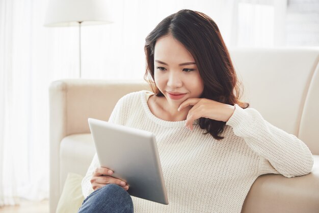 Hübsche Frau, die eBook liest