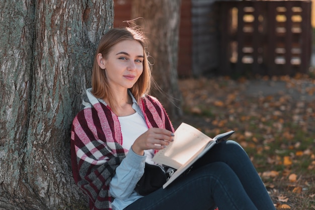 Hübsche Frau, die ein Buch hält