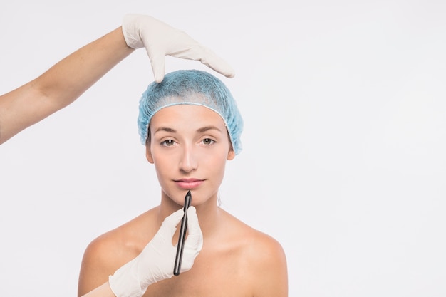 Hübsche Frau, die für Einspritzung von Doktor sich vorbereitet