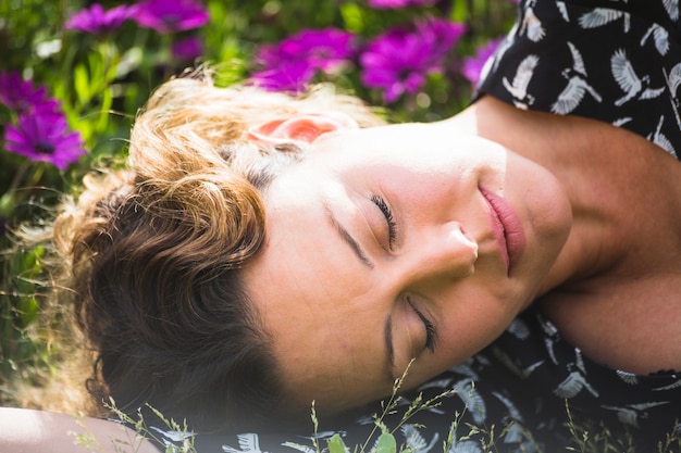 Kostenloses Foto hübsche frau, die im garten schläft