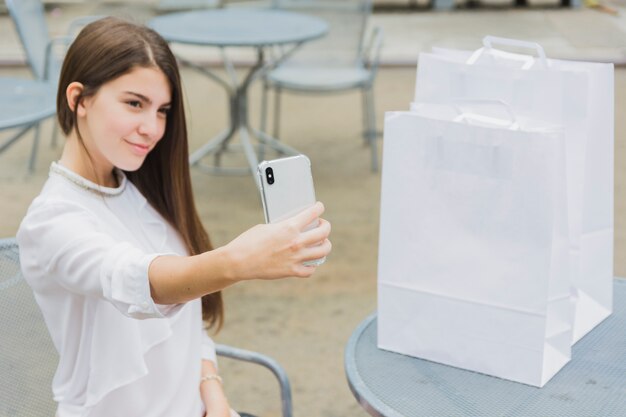 Hübsche Frau, die selfie nimmt