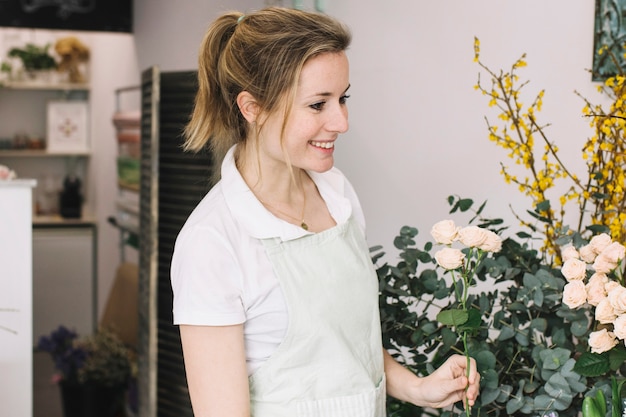 Hübsche Frau im Blumenladen