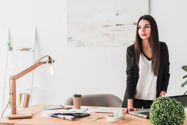 Hübsche Frau im Büro