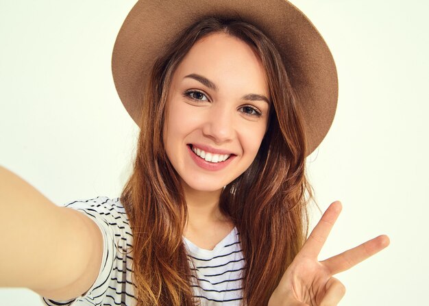 hübsche Frau in der Sommerhippie-Kleidung nehmen selfie von den Händen mit Telefon