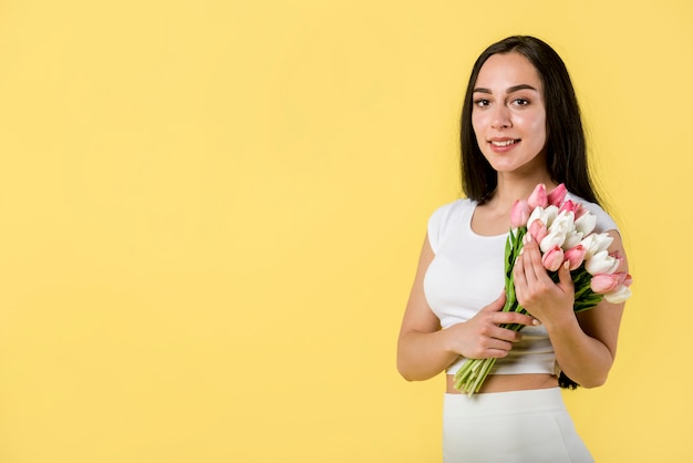 Hübsche Frau mit den weißen und rosa Tulpen