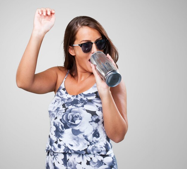 hübsche Frau mit einem Bier zu trinken