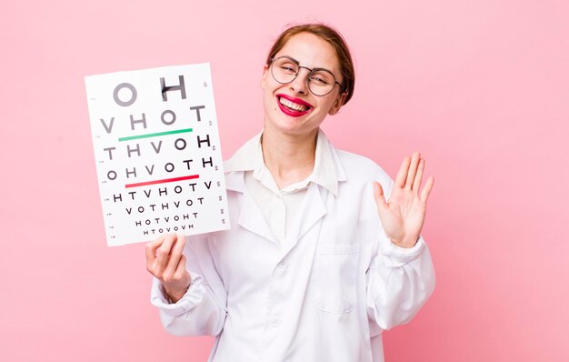 hübsche Frau mit einem optischen Sehtest