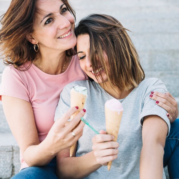 Hübsche Frau mit Eiscreme, die Frau umfasst