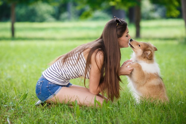 hübsche Frau mit Hund im Freien