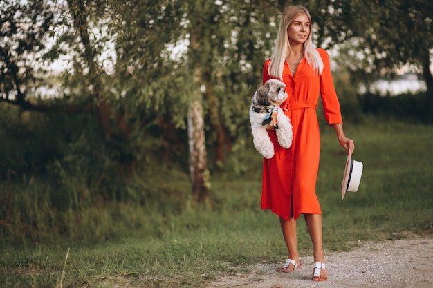 Hübsche Frau mit ihrem netten Hund im Urlaub