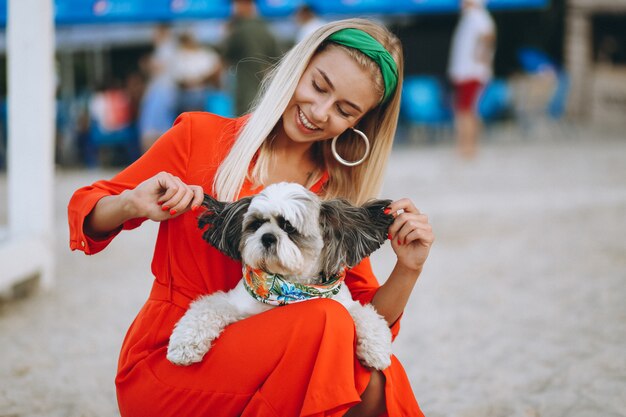Hübsche Frau mit ihrem netten Hund im Urlaub