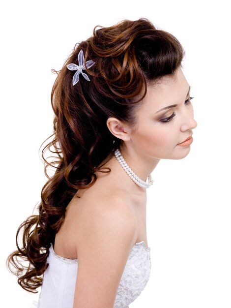 Hübsche Frau mit schöner Hochzeitsfrisur, lange lockige Haare lokalisiert auf Weiß