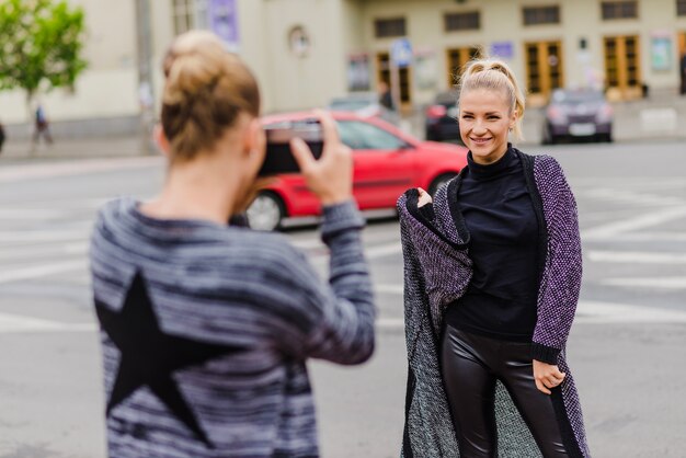 Hübsche Frau posiert für Fotografen