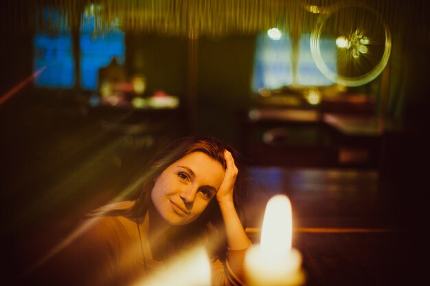 Hübsche Frau sitzt an der Bar in einem Restaurant