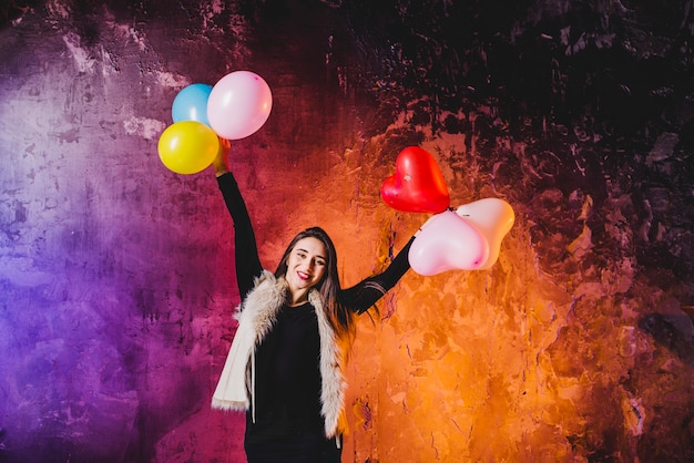 Hübsche Frau stand mit Ballons