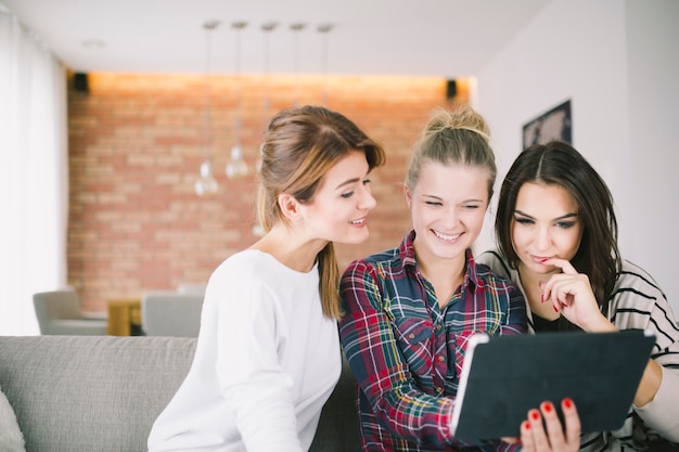 Hübsche Frauen, die selfie auf Sofa nehmen