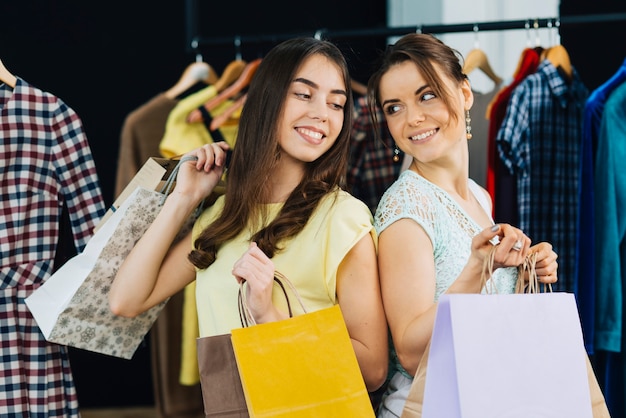 Hübsche Frauen mit Papiertüten