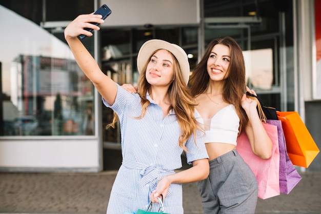 Hübsche Frauen posieren für Selfies