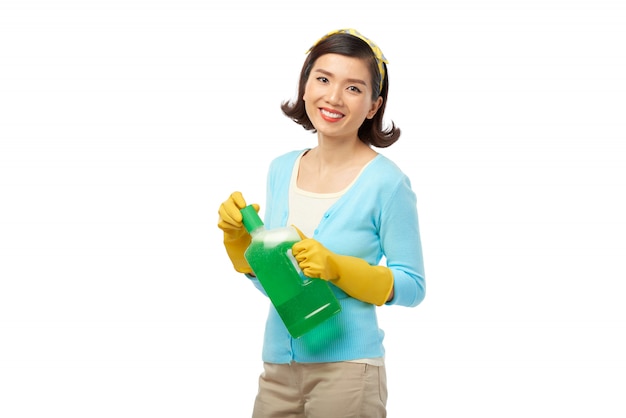 Hübsche Hausfrau mit Reinigungsmittelflasche