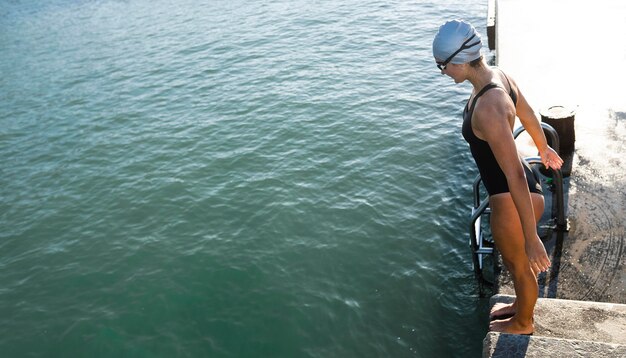 Hübsche junge Frau, die bereit ist, schwimmen zu gehen