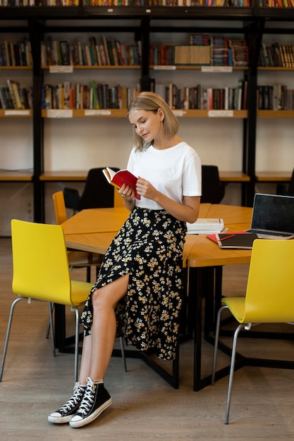 Hübsche junge Frau, die ein Buch liest