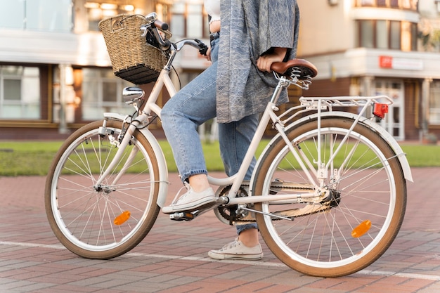 Hübsche junge Frau, die Fahrrad fährt