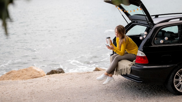 Kostenloses Foto hübsche junge frau, die roadtrip genießt