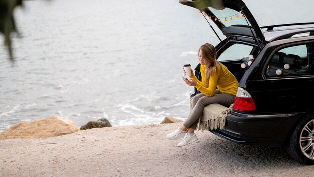 Hübsche junge Frau, die Roadtrip genießt