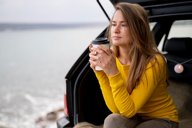 Kostenloses Foto hübsche junge frau, die roadtrip genießt