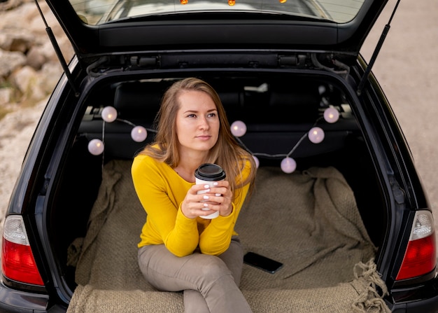 Hübsche junge Frau, die Roadtrip genießt