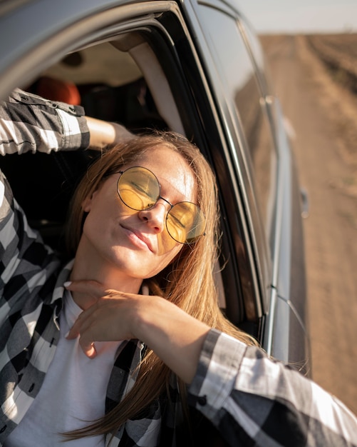 Kostenloses Foto hübsche junge frau, die roadtrip genießt