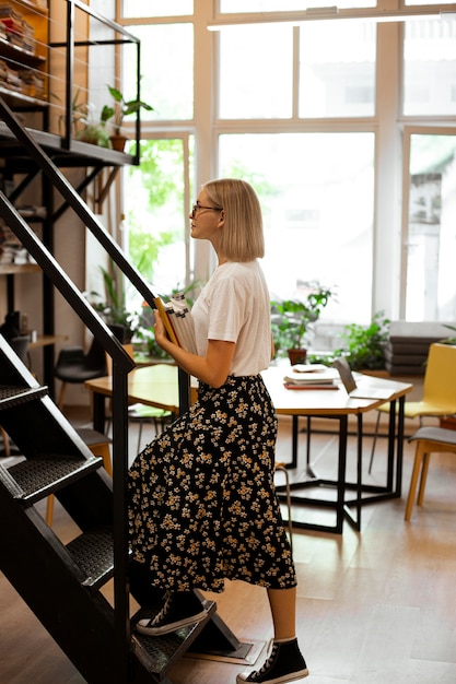 Kostenloses Foto hübsche junge frau in der bibliothek