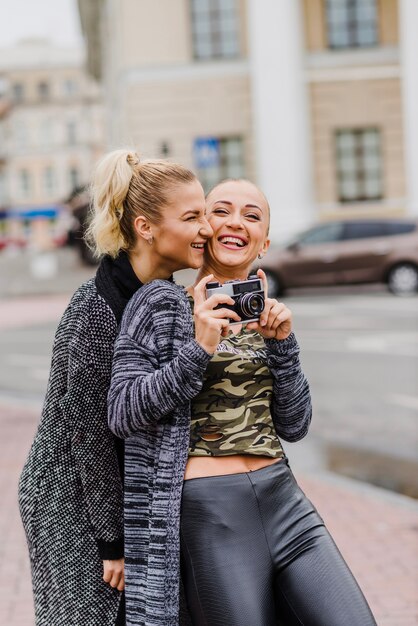 Hübsche junge Frauen mit Kamera