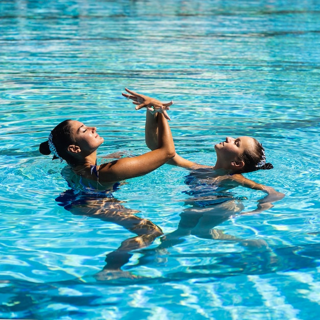 Hübsche junge Mädchen, die im Wasser aufwerfen