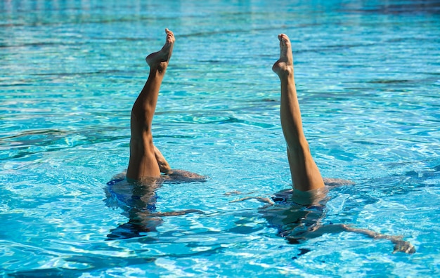 Hübsche junge Mädchen, die im Wasser aufwerfen