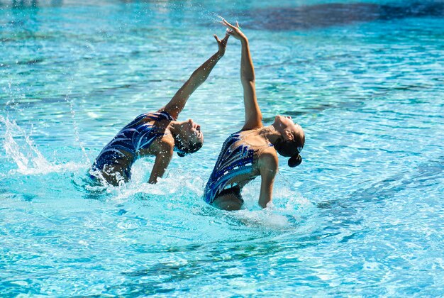 Hübsche junge Mädchen, die im Wasser aufwerfen