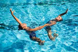 Kostenloses Foto hübsche junge mädchen, die zeit am schwimmbad genießen