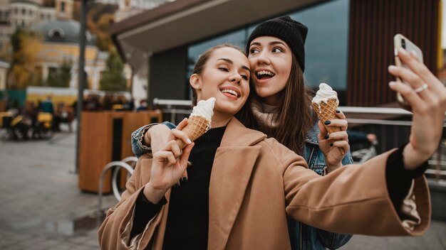 Hübsche junge Mädchen, die zusammen ein Selfie machen