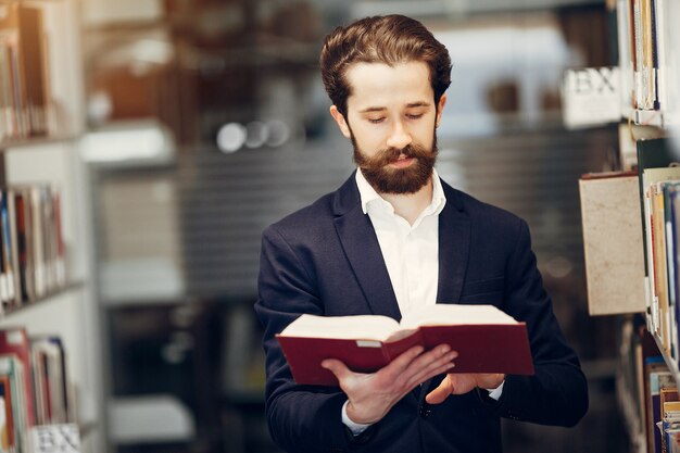 Hübsche Kerlstudie an der Bibliothek