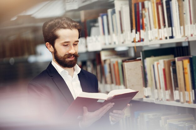 Hübsche Kerlstudie an der Bibliothek