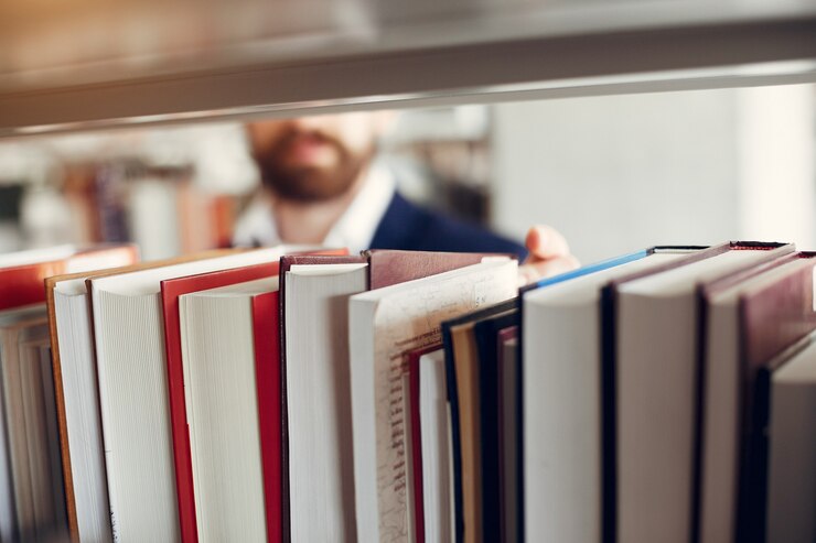 Kostenlose Foto hübsche kerlstudie an der bibliothek