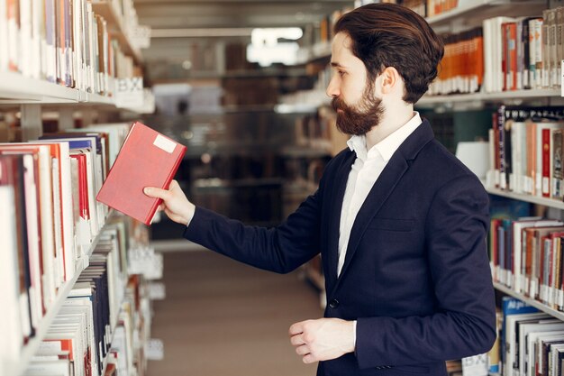 Hübsche Kerlstudie an der Bibliothek